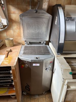 un réfrigérateur et un congélateur dans une petite cuisine
