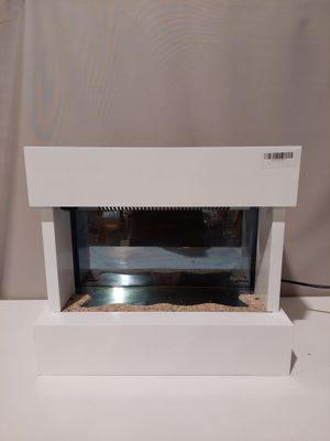 une boîte blanche contenant un petit aquarium
