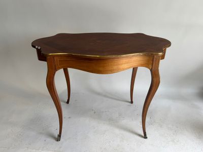 une petite table avec un plateau en bois sur un sol blanc