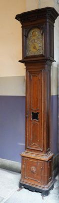 une horloge grand-père posée dans le coin d'une pièce