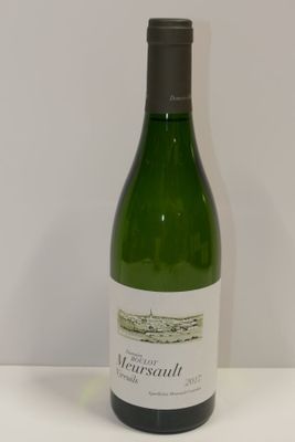 une bouteille de vin posée sur une table