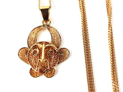 un collier en or orné d'une tête d'éléphant