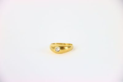 une bague en or sertie d'un diamant blanc