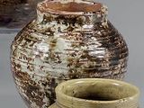 trois vases posés l'un à côté de l'autre sur une table