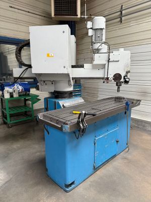 une machine qui se trouve dans une pièce où il y a une table bleue