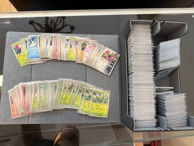 beaucoup de cartes de baseball dans un étui posé sur la table