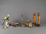 un grand nombre de figurines posées sur une table