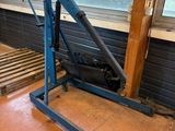 une photo d'un chariot élévateur à fourche dans une pièce