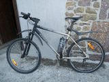 un vélo garé à côté d'un mur de pierre