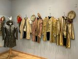 plusieurs types de vêtements différents accrochés au mur