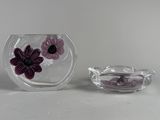 deux vases en verre contenant des fleurs, posés sur une table