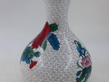 un vase blanc à bord doré posé sur une table