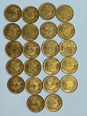 gros plan d'une pile de pièces d'or sur une surface blanche