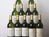 plusieurs bouteilles de vin posées sur une table en bois