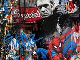 Spider-Man représenté sous forme de collage sur un mur dans une ville couverte de graffitis