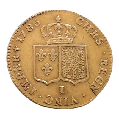 une vieille pièce d'or surmontée d'une couronne