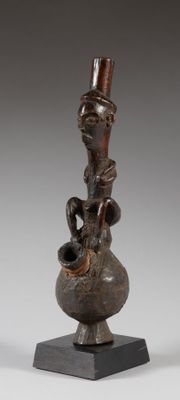 une image représentant une sculpture en bois d'un homme tenant un oiseau