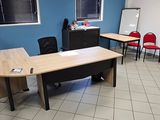des tables et des chaises dans une pièce aux murs bleus et au sol carrelé de blanc
