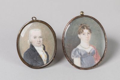 une paire de portraits miniatures représentant un homme et une femme