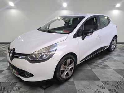 la voiture blanche est garée sur un carrelage à carreaux