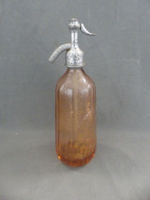 une bouteille en verre brun munie d'une poignée argentée