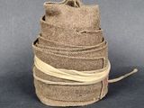 un petit sac entouré d'une corde