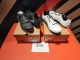 deux paires de chaussures posées sur une boîte