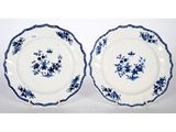 une paire d'assiettes bleues et blanches ornées de fleurs