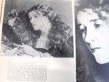 une photo en noir et blanc d'une femme aux cheveux bouclés