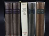 trois livres empilés les uns sur les autres sur une surface noire