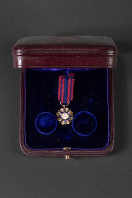 an image of a small box with a medal on it