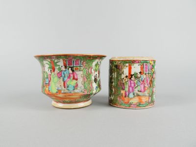 paire de vases chinois de style « famille » représentant des personnages dans un jardin