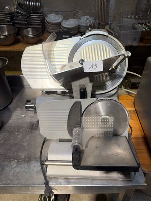 une photo d'une trancheuse à viande professionnelle dans une cuisine