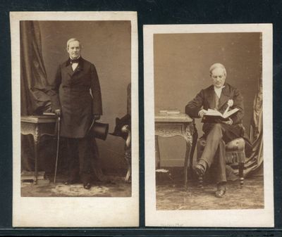 deux vieilles photos en noir et blanc représentant deux hommes en tenue de cérémonie