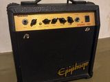 un amplificateur de guitare électrique posé sur une table près d'un mur