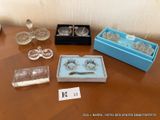 une table sur laquelle se trouve une boîte contenant des objets en verre
