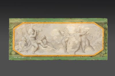 Plaque rectangulaire en métal peint en grisaille d'une scène…