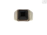 une image représentant une bague sertie d'une pierre noire