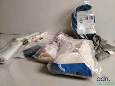 beaucoup d'objets posés sur le sol