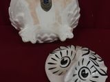 une assiette blanche ornée d'un motif en noir et blanc, à côté d'une assiette blanche ornée d'un motif en noir et blanc
