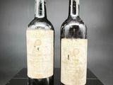 deux bouteilles de vin posées sur une table noire