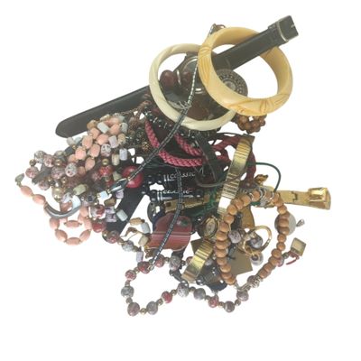 une pile de bijoux assortis sur une surface blanche