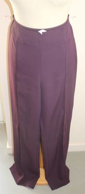 un mannequin vêtu d'un pantalon violet et d'une chemise blanche