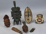 de nombreux types de masques africains sur un fond blanc