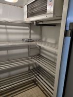 Ensemble d'étagères alimentaire en aluminium se trouvant dan… (photo 3)