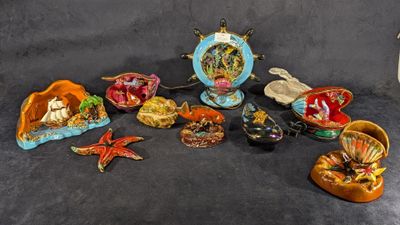 de nombreux types de figurines exposées sur la table