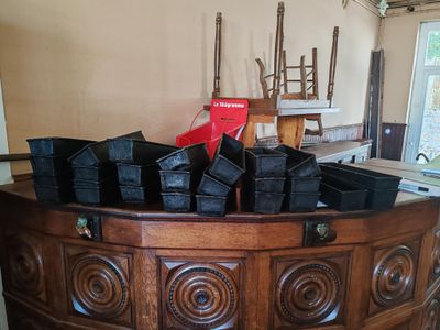 de nombreux sacs noirs posés sur une table en bois