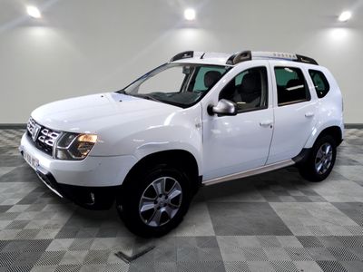 une photo d'une dacia blanche garée sur un sol en damier