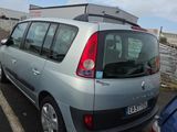 voitures garées sur un parking, avec un bâtiment en arrière-plan