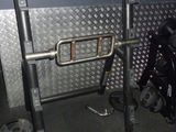 un vélo garé à côté d'un porte-vélos